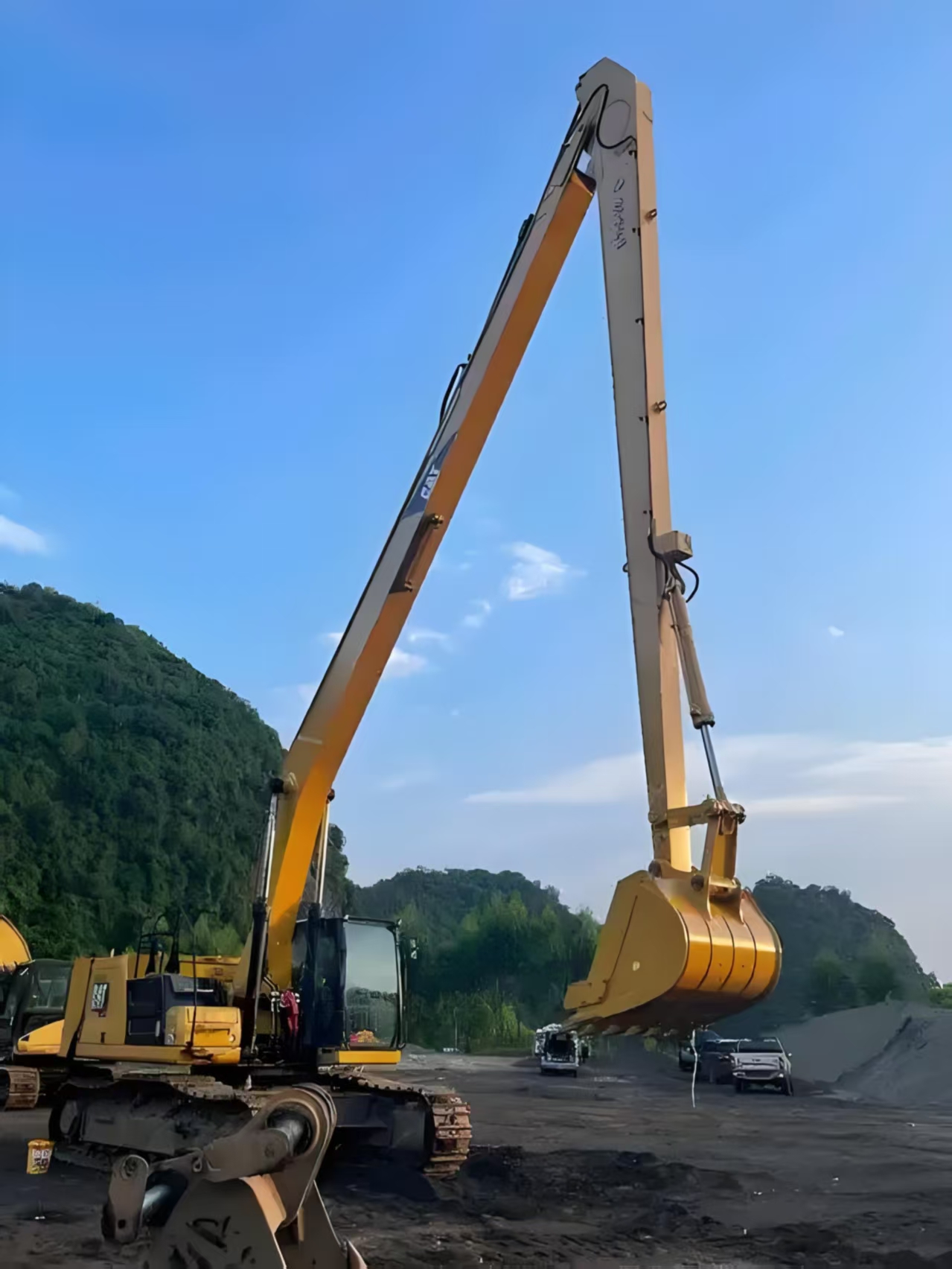 long boom excavator